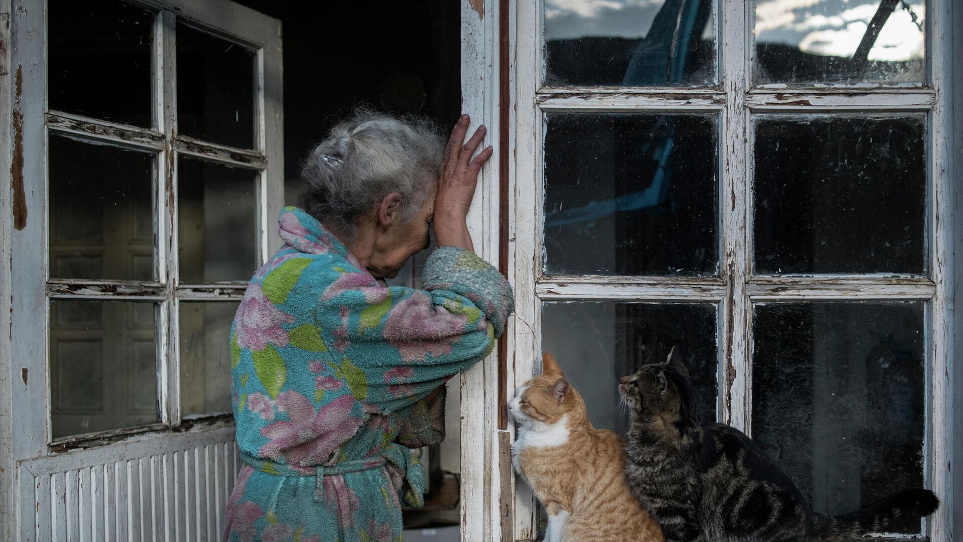 Абовян Асмик плачет в дверях своего дома в селе Неркин Сус, Нагорный Карабах - Sputnik Латвия, 1920, 15.11.2021