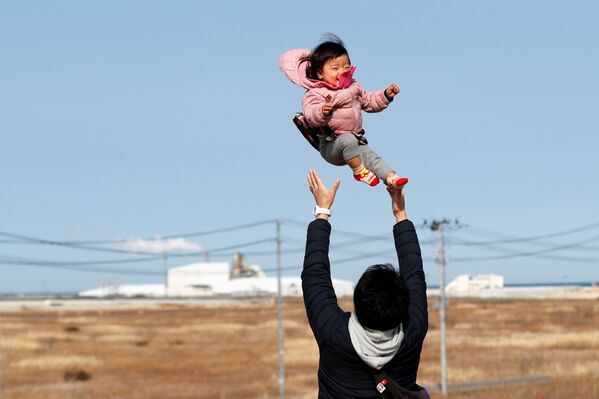 Tēvs ar bērnu Fukusimas prefektūrā – viņi zaudējuši tuviniekus zemestrīces un cunami laikā - Sputnik Latvija