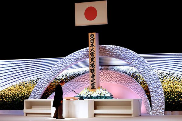 Japānas premjerministrs Josihide Suga ceremonijā 2011. gada zemestrīces un cunami upuru piemiņai Japānā - Sputnik Latvija