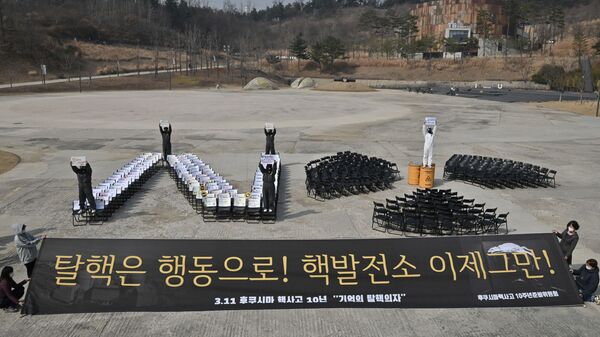 Эко-активисты из Южной Кореи во время протестов против АЭС в память о катастрофе на АЭС Фукусима в Сеуле  - Sputnik Латвия