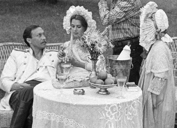 Ирина Алферова и Олег Янковский на съемках фильма Поцелуй Ирина Алферова и Олег Янковский на съемках фильма Поцелуй - Sputnik Латвия