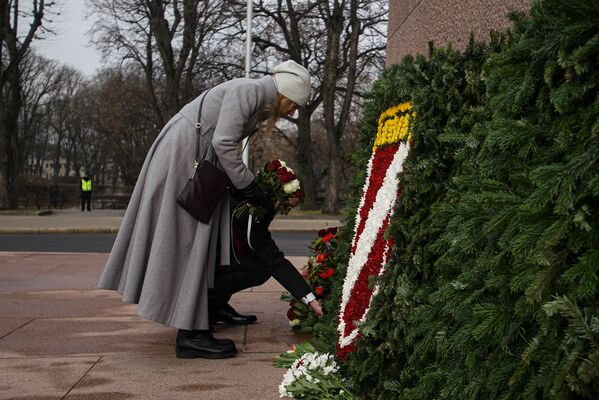 Возложение цветов у Памятника Свободы в Риге в неофициальный День памяти латышских легионеров СС - Sputnik Латвия