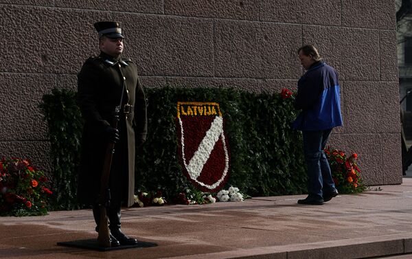 Возложение цветов у памятника Свободы в Риге в неофициальный День памяти латышских легионеров  - Sputnik Латвия