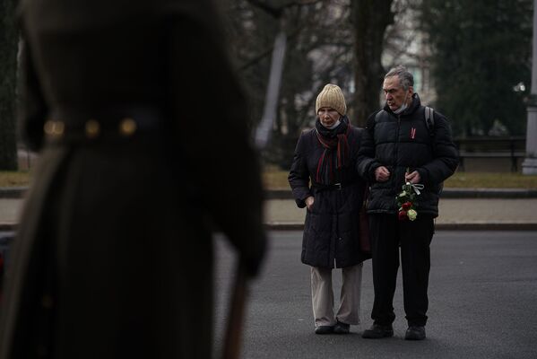 Возложение цветов у памятника Свободы в Риге в неофициальный День памяти латышских легионеров СС - Sputnik Латвия