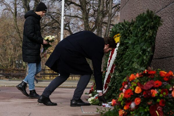 Возложение цветов у памятника Свободы в Риге в неофициальный День памяти латышских легионеров СС - Sputnik Латвия