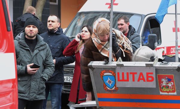 Люди у пострадавшего от взрыва дома в подмосковном городе Химки Люди у пострадавшего от взрыва дома в подмосковном городе Химки - Sputnik Латвия