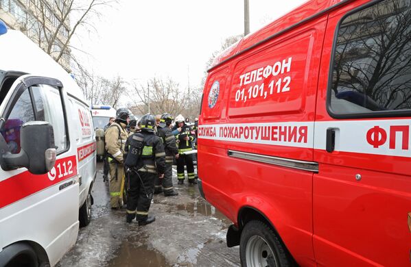 Пожарные, спасатели и аварийные службы у пострадавшего от взрыва жилого дома в подмосковном городе Химки Пожарные, спасатели и аварийные службы у пострадавшего от взрыва жилого дома в подмосковном городе Химки - Sputnik Латвия