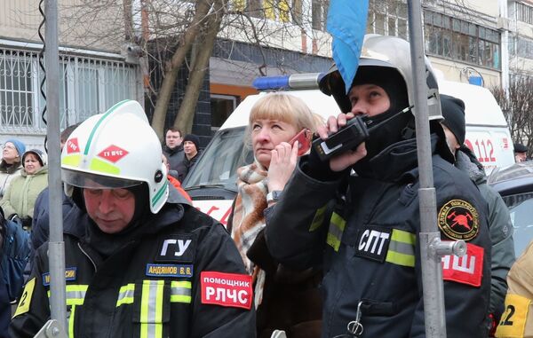 Сотрудники службы пожаротушения у пострадавшего от взрыва жилого дома в подмосковном городе Химки Сотрудники службы пожаротушения у пострадавшего от взрыва жилого дома в подмосковном городе Химки - Sputnik Латвия