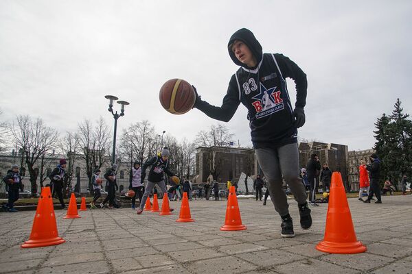 Большая открытая тренировка прошла на Эспланаде в Риге Большая открытая тренировка прошла на Эспланаде в Риге - Sputnik Латвия