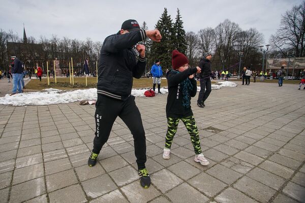 Большая открытая тренировка прошла на Эспланаде в Риге Большая открытая тренировка прошла на Эспланаде в Риге - Sputnik Латвия
