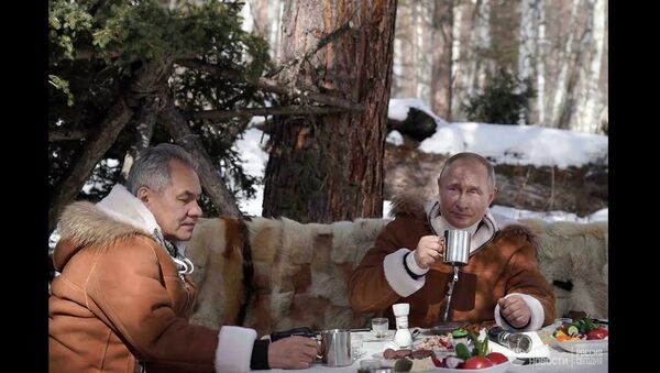 Суровый сибирский отдых: президент России и министр обороны уехали в тайгу - Sputnik Latvija