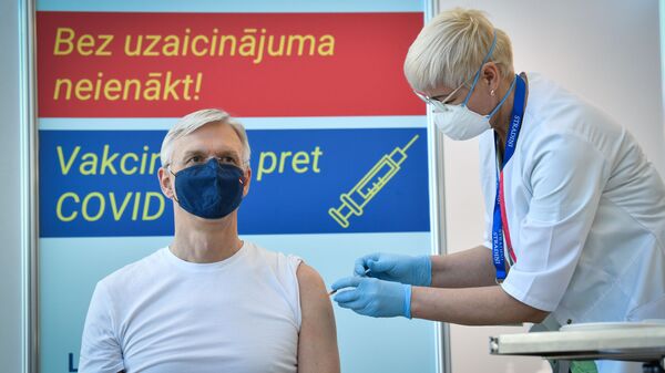 Премьер министр Латвии Кришьянис Кариньш в пункте вакцинации от COVID-19 - Sputnik Латвия