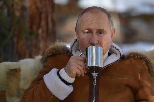 Президент РФ Владимир Путин во время отдыха в тайге Президент РФ Владимир Путин во время отдыха в тайге - Sputnik Латвия