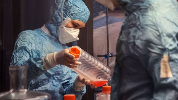 Сотрудники Центра имени Чумакова работают над вакциной от коронавируса КовиВак - Sputnik Latvija