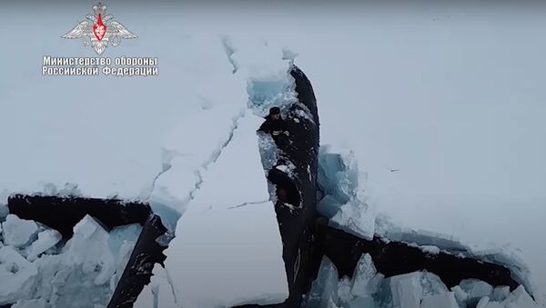 Первое в истории синхронное всплытие трех атомных подлодок ВМФ РФ из-под толщи льда сняли на видео - Sputnik Latvija