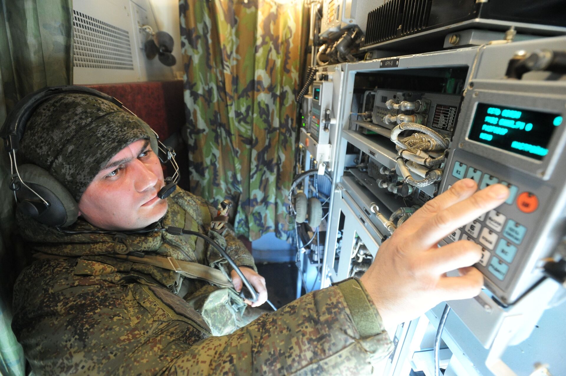 Военнослужащий ВС РФ работает со средствами радиоэлектронной борьбы - Sputnik Latvija, 1920, 01.06.2021