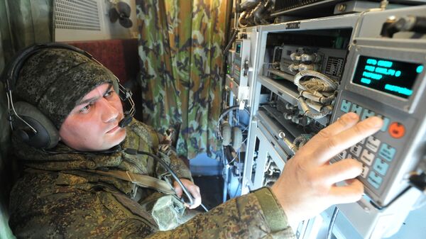 Военнослужащий ВС РФ работает со средствами радиоэлектронной борьбы - Sputnik Latvija
