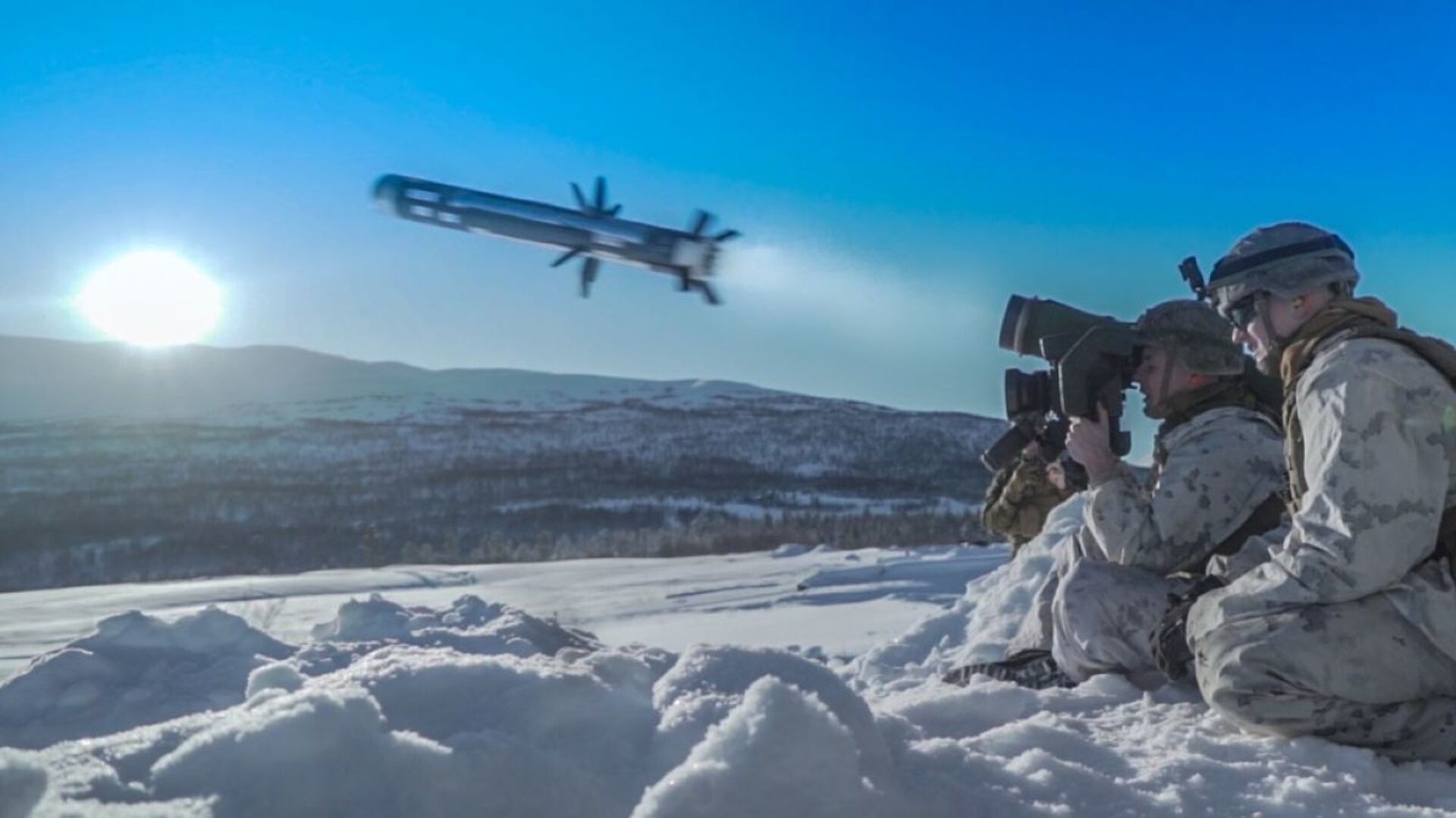 Американский военнослужащий производит выстрел из противотанкового ракетного комплекса (ПТРК) Javelin во время учений Cold Response 2020 в Норвегии - Sputnik Latvija, 1920, 19.03.2022