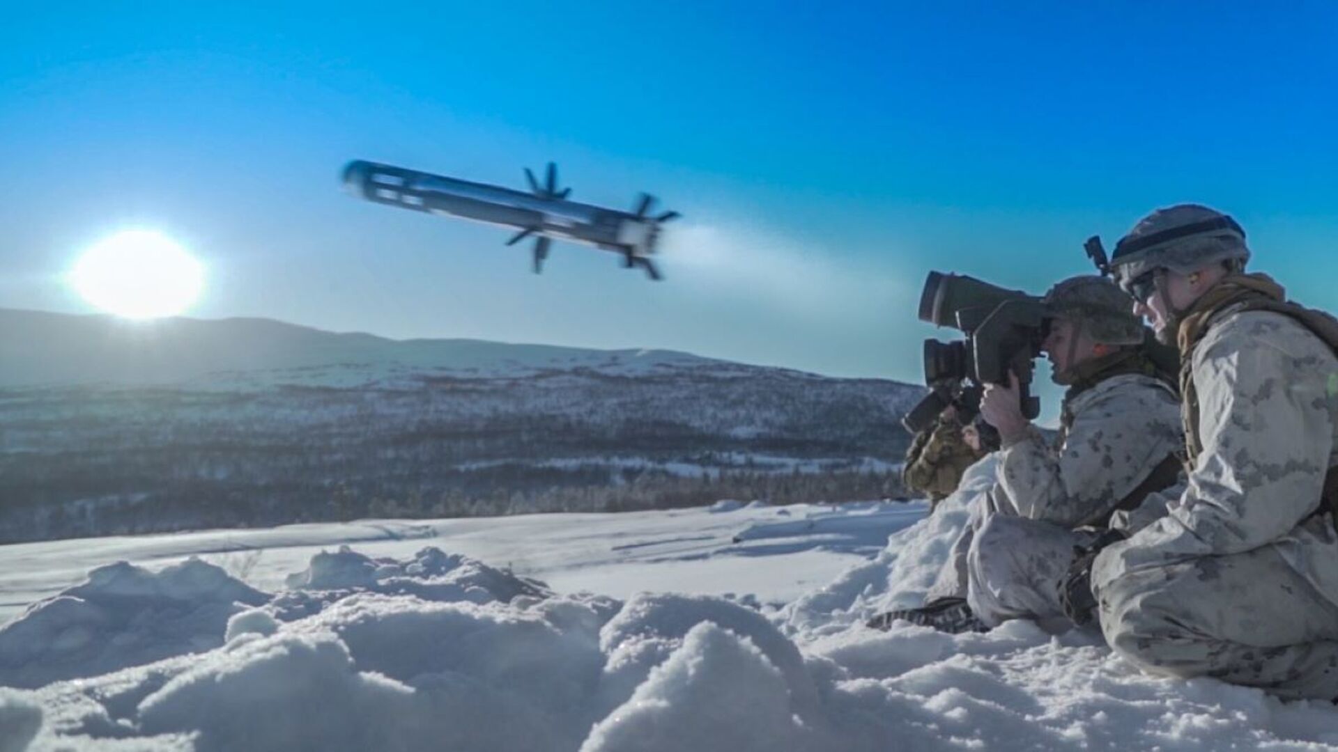 Американский военнослужащий производит выстрел из противотанкового ракетного комплекса (ПТРК) Javelin во время учений Cold Response 2020 в Норвегии - Sputnik Latvija, 1920, 17.03.2022