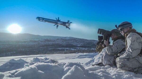 Американский военнослужащий производит выстрел из противотанкового ракетного комплекса (ПТРК) Javelin во время учений Cold Response 2020 в Норвегии - Sputnik Latvija