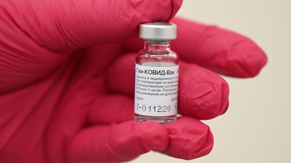 Медицинский работник демонстрирует флакон с I компонентом вакцины Гам-КОВИД-Вак (Спутник V) - Sputnik Латвия