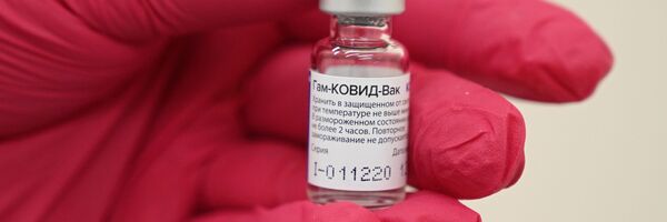 Медицинский работник демонстрирует флакон с I компонентом вакцины Гам-КОВИД-Вак (Спутник V) Медицинский работник демонстрирует флакон с I компонентом вакцины Гам-КОВИД-Вак (Спутник V) - Sputnik Латвия