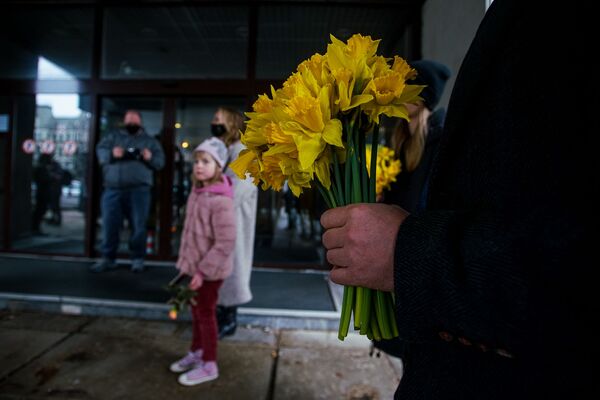 Ко входу в здание Всемирного торгового центра в Риге (бывшее здание ЦК Компартии Латвии) принесли гроб, пришли люди с цветами Ко входу в здание Всемирного торгового центра в Риге (бывшее здание ЦК Компартии Латвии) принесли гроб, пришли люди с цветами - Sputnik Латвия