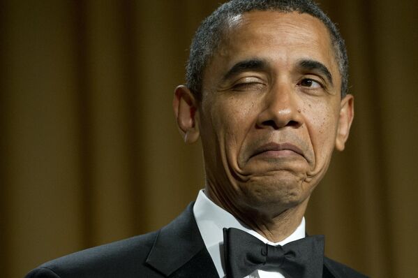 Президент США Барак Обама подмигивает, рассказывая анекдот о месте своего рождения во время ужина Ассоциации корреспондентов Белого дома в Вашингтоне, 2012 год. - Sputnik Латвия