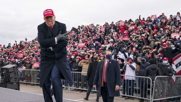 Президент США Дональд Трамп шутит о том, как он замерз, во время ралли в Мичигане, 2020 год  - Sputnik Latvija