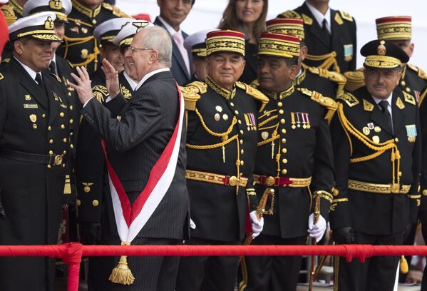 Президент Перу Педро Пабло Кучински шутит на военном параде в Лиме, 2016 год. - Sputnik Латвия