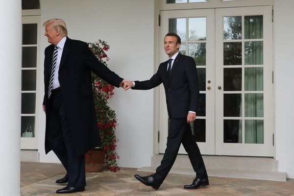 Президент США Дональд Трамп ведет в шутку за руку президента Франции Эммануэля Макрона в Белом доме, 2018 год. - Sputnik Латвия