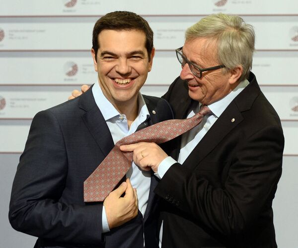 Премьер-министр Греции Алексис Ципрас (слева) и президент Еврокомиссии Жан-Клод Юнкер шутят на саммите Восточного партнерства ЕС в Риге, 2015 год. - Sputnik Латвия
