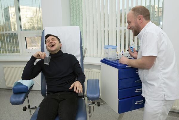 Кандидат в президенты Украины Владимир Зеленский смеется во время сдачи анализа крови, 2019 год. - Sputnik Латвия