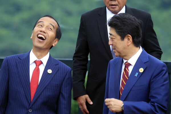 Президент Индонезии Джоко Видодо (слева) смеется во время фотосессии с премьер-министром Японии Синдзо Абэ, 2017 год. - Sputnik Латвия