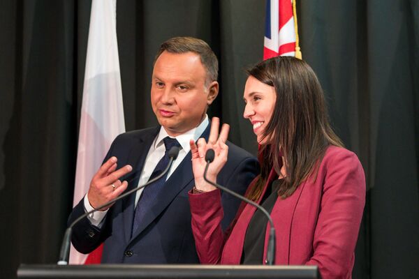 Polijas prezidents Andžejs Duda un Jaunzēlandes premjerministre Hasinda Ardērna joko par parakstu skaitu Oklendā, 2018. gads - Sputnik Latvija