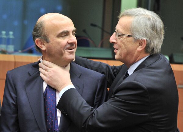 Spānijas finanšu ministrs Luiss de Gindoss un EK prezidents Žans Klods Junkerss joko pirms eirozonas tikšanās ES štābā Briselē, 2012. gads - Sputnik Latvija