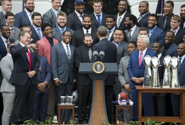 Главный футбольный тренер New England Patriots Билл Беличик не одобряет шутку президента Барака Обамы во время церемонии на южной лужайке Белого дома в Вашингтоне, 2015 год. - Sputnik Латвия