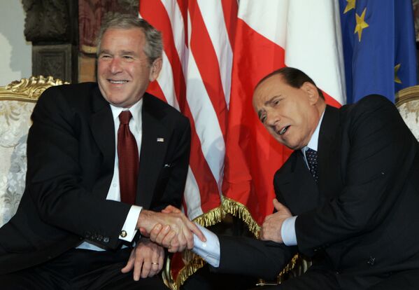Президент США Джордж Буш и премьер-министр Италии Сильвио Берлускони шутят во время встречи в Риме, 2008 год. - Sputnik Латвия