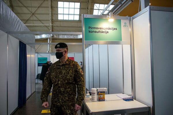 Военный у стойки предвакцинационных консультаций. Военный у стойки предвакцинационных консультаций. - Sputnik Латвия
