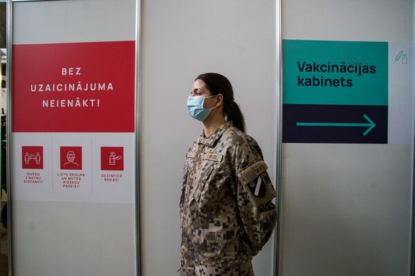 Военная у входа в кабинет вакцинации. Военная у входа в кабинет вакцинации. - Sputnik Латвия