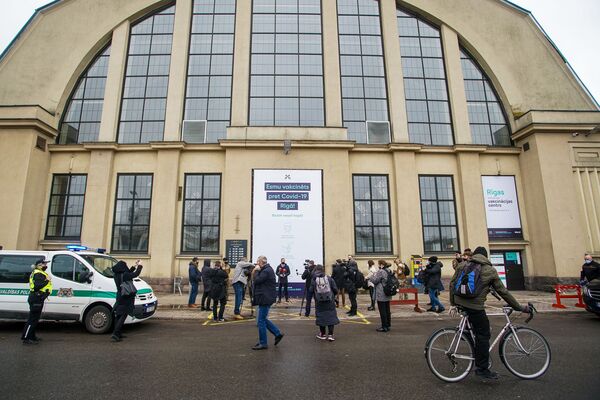 На обустройство пункта вакцинации на Центральном рынке потратили 35 тысяч евро. На обустройство пункта вакцинации на Центральном рынке потратили 35 тысяч евро. - Sputnik Латвия