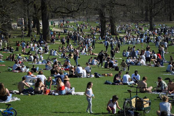 Cilvēki Briseles parkā, 2021. gada 30. martā - Sputnik Latvija