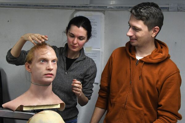 Promobot Tālo Austrumu filiāles direktors Pjotrs Čegodajevs un viņa vietniece Aleksandra Čegodajeva strādā ar mākslīgās ādas eksperimentālajiem paraugiem mākslīgās ādas izstrādes laboratorijā - Sputnik Latvija