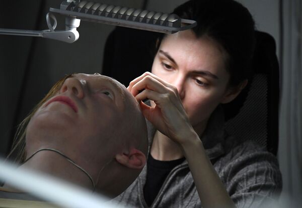 Promobot Tālo Austrumu filiāles direktora vietniece Aleksandra Čegodajeva strādā ar mākslīgās ādas eksperimentālajiem paraugiem mākslīgās ādas izstrādes laboratorijā - Sputnik Latvija