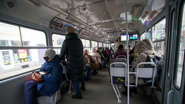 Пассажиры в рижском трамвае - Sputnik Latvija