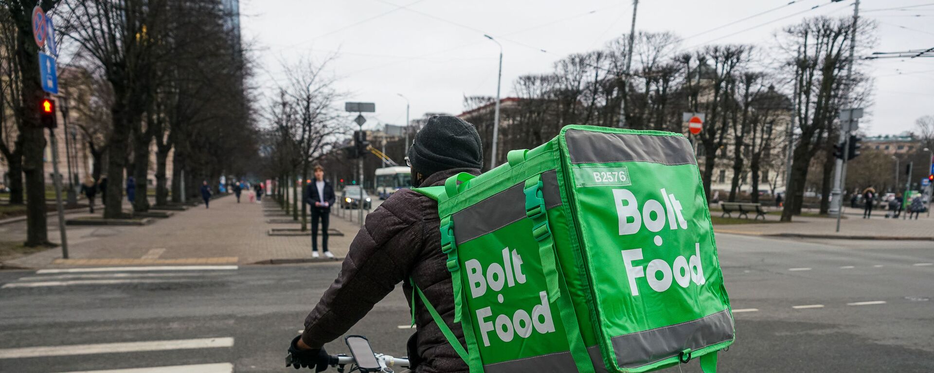 Доставщик еды на улице в Риге - Sputnik Латвия, 1920, 14.08.2023
