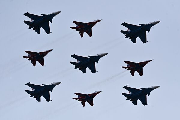 Pilotāžas grupu Russkije vitjazi un Striži iznīcinātāji MiG-29 un Su-30SM Uzvaras parādes pirmā mēģinājuma laikā Alabinas poligonā. Pilotāžas grupu Russkije vitjazi un Striži iznīcinātāji MiG-29 un Su-30SM Uzvaras parādes pirmā mēģinājuma laikā Alabinas poligonā. - Sputnik Latvija