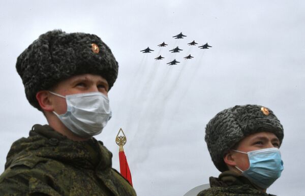 Pilotāžas grupu Russkije vitjazi un Striži iznīcinātāji MiG-29 un Su-30SM Uzvaras parādes pirmā mēģinājuma laikā Alabinas poligonā. - Sputnik Latvija