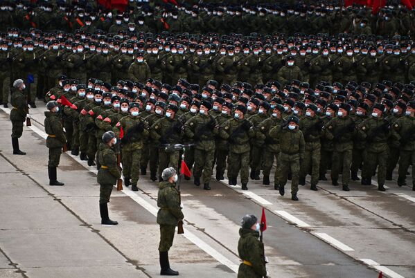 Alabinas poligonā noritēja galvenās militārās parādes par godu Uzvaras Lielajā Tēvijas karā 76. gadadienai pirmais mēģinājums. - Sputnik Latvija