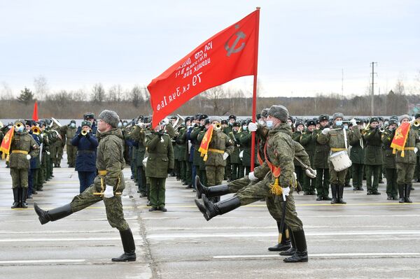 Alabinas poligonā noritēja galvenās militārās parādes par godu Uzvaras Lielajā Tēvijas karā 76. gadadienai pirmais mēģinājums. - Sputnik Latvija
